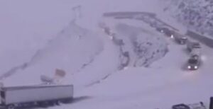 Camioneros atrapados en la nieve esperan asistencia