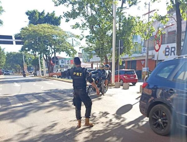 Ciudad del Este: policía denuncia que agentes de tránsito le robaron su arma - ABC en el Este - ABC Color