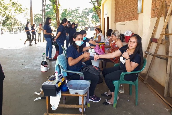Voluntarios ofrecieron un día de belleza en el penal de Villarrica