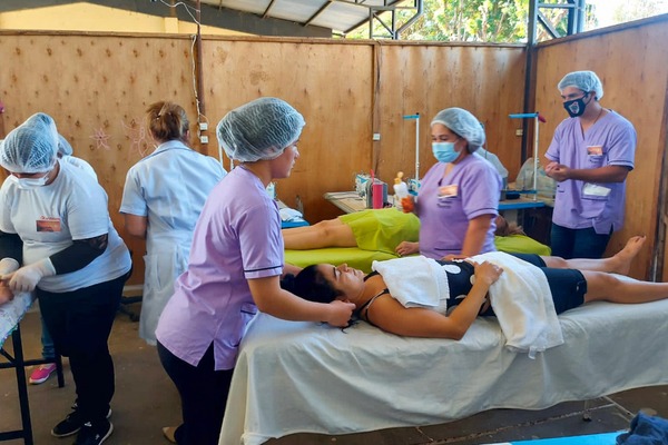 Estudiantes del SNPP ofrecieron manicura, pedicura y masajes a internas de la Penitenciaría de Villarrica - .::Agencia IP::.