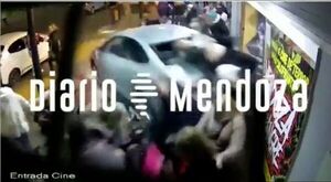 Vídeo: retrocedió su auto y atropelló a 23 personas que salían del teatro en Argentina - Mundo - ABC Color