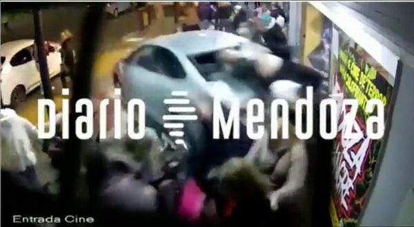 Vídeo: retrocedió su auto y atropelló a 23 personas que salían del teatro en Argentina - Mundo - ABC Color