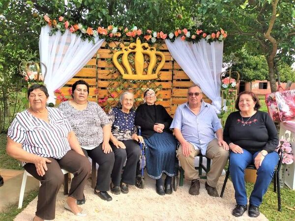 Abuela cumple 100 años y afirma que el secreto es llevar una vida saludable y de tranquila - Nacionales - ABC Color