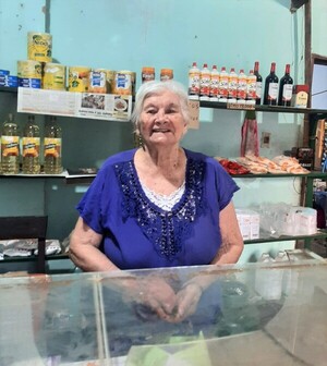 Viuda de 92 años activa para ganarse el sustento y le sonríe a la vida afirmando que el trabajo dignifica a la persona – La Mira Digital