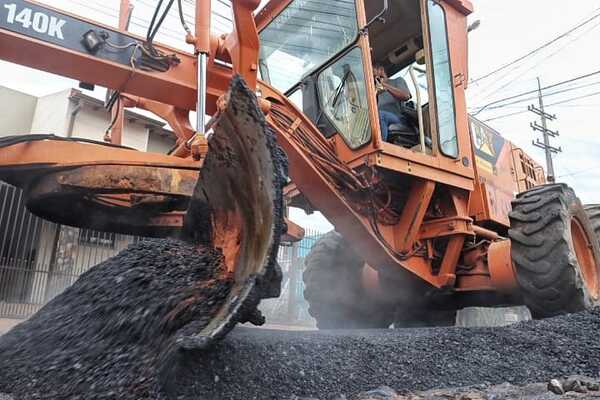 Se iniciaron trabajos de regularización asfáltica sobre empedrado en el casco urbano de Ñemby