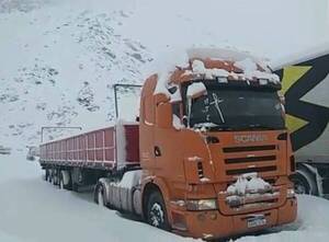 Camioneros paraguayos varados a causa de la nieve en la Cordillera de los Andes