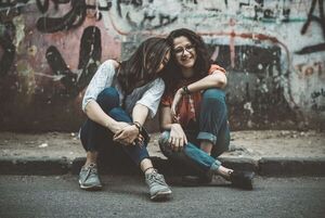 ¿Cómo hablar del tema cuando tu amiga está saliendo con alguien que no te gusta?