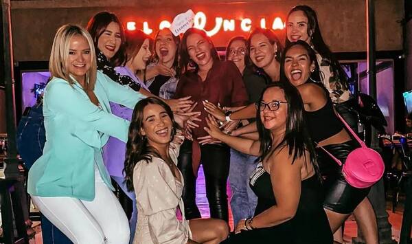 Crónica / Cronistas le organizaron un baby shower a Judit Colecza
