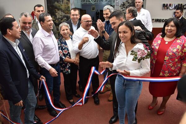 Con marcado tinte electoral, Abdo y Velázquez inauguraron obras y dieron apertura a otras en Ñemby - Nacionales - ABC Color