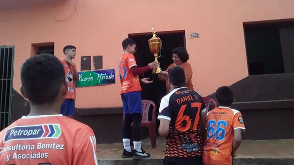 Entregaron la copa a familiares de profe fallecido por COVID