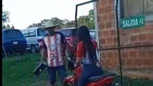 Aficionada no quiso pagar su entrada y pateó a encargado de boletería