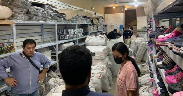 La Nación / Realizan intervención en local del Mercado 4 donde vendían calzados presuntamente falsificados
