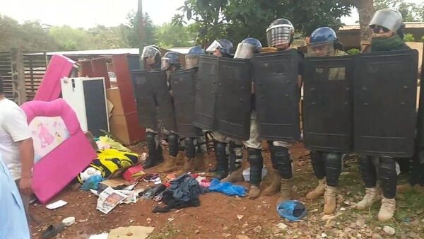 Vecinos impiden desalojo a huevazos y pedradas en CDE