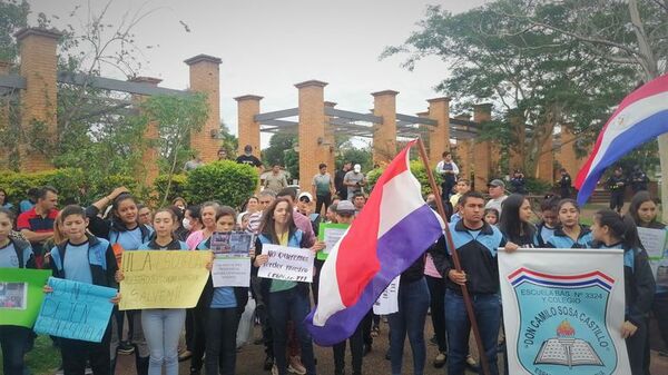 “¡No nos dejen sin escuela!” claman en Carapeguá ante inminente remate - Nacionales - ABC Color