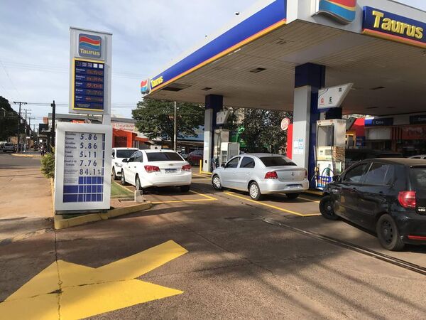 Paraguayos copan estaciones de servicios de Brasil tras reducción de precio de combustibles - Nacionales - ABC Color