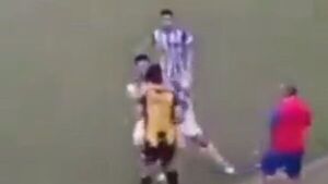 Pelotero festejó el gol con un jugador rival en Encarnación