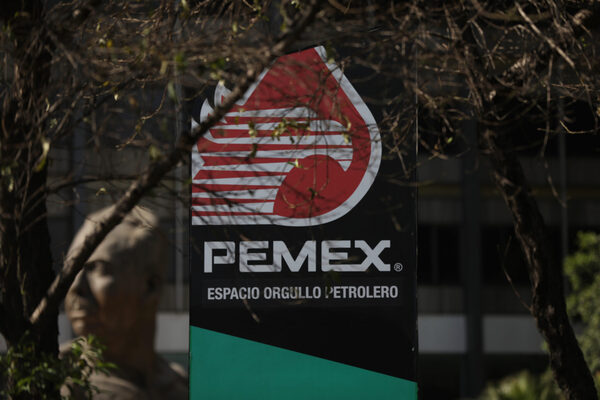 Moody's baja la calificación a Pemex tras rebajar la del crédito soberano - MarketData
