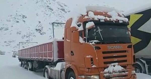 La Nación / Camioneros paraguayos, varados por nevada