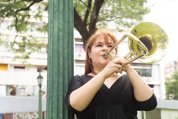 Fátima Abramo, la aventurera del trombón paraguayo - Música - ABC Color
