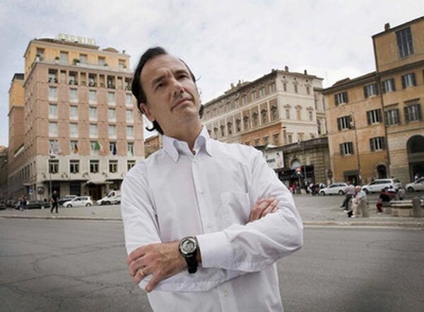 El periodista italiano al que le gusta “matar” a personalidades, como al Papa Benedicto