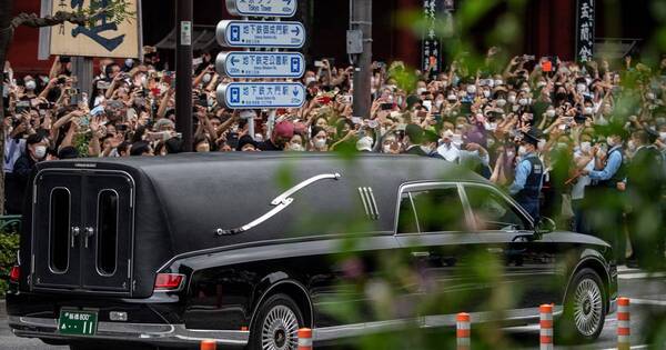 La Nación / Miles de japoneses despiden en las calles al ex primer ministro Shinzo Abe