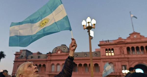 La Nación / Argentina lanza nuevo plan económico y ratifica que mantendrá metas acordadas con el FMI