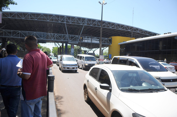 Dólar sube y golpea poder de compra de los brasileños en Ciudad del Este - La Clave