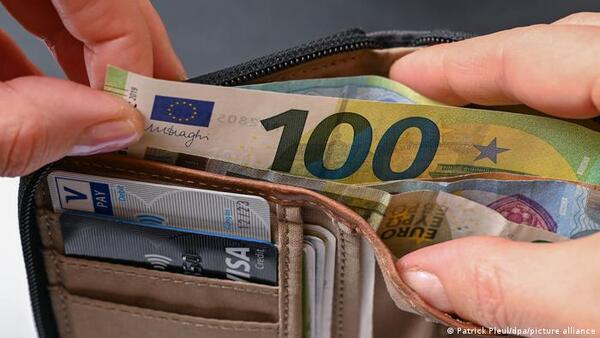 El euro y el dólar alcanzaron la paridad por primera vez en 20 años - .::Agencia IP::.