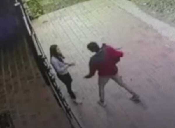 Esperaba entrar al trabajo y un motochorro la atacó