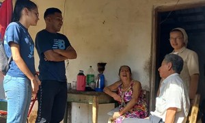 Jóvenes regalan electrodomésticos a pareja de abuelitos - OviedoPress