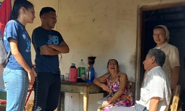 Jóvenes regalan electrodomésticos a pareja de abuelitos - OviedoPress