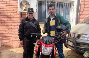 Caminera recupera y devuelve una moto denunciada como robada •