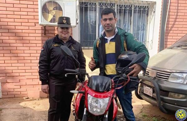 Caminera recupera y devuelve una moto denunciada como robada •