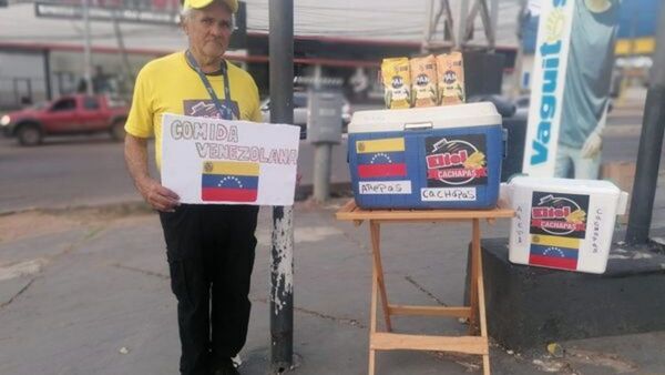 Venezolanos se ganan la vida vendiendo arepas en nuestro país