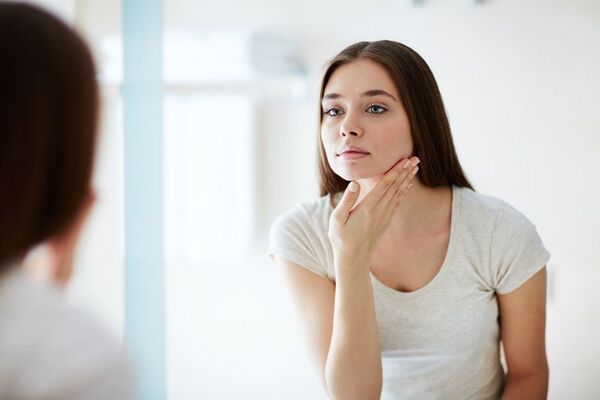 ¿Por qué aparecen manchas blancas en la piel?
