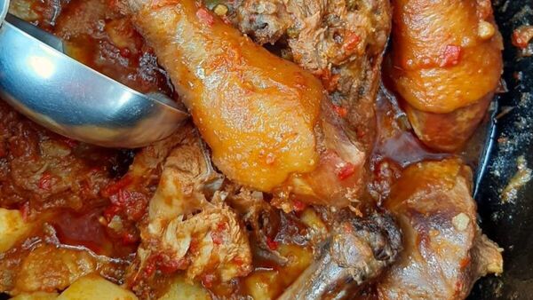 Comió la gallina casera, su concubino enfureció y le pegó