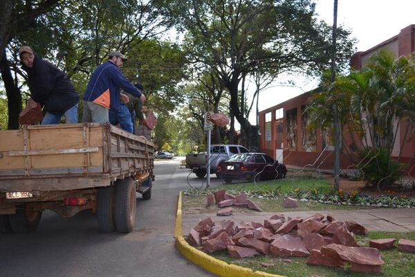 Cantereros arrojan piedras delante de la Municipalidad, en señal de protesta - Nacionales - ABC Color