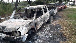 Desconocidos incendian vehiculos en municipalidad de Carmelo Peralta - Noticias del Chaco - ABC Color