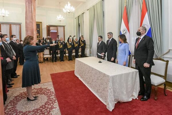 Jura la nueva embajadora de Paraguay ante el Vaticano - Política - ABC Color