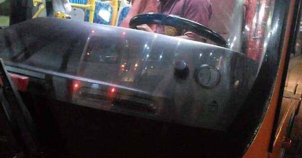 La Nación / Itauguá: policía detuvo a tres personas por actos vandálicos contra buses y pasajeros de la línea Ñandutí SRL