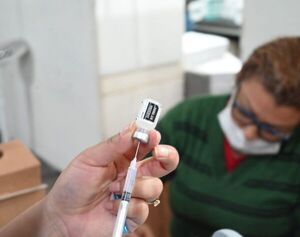 Estudio Revelac dice que las vacunas contra el covid-19 reducen hospitalizaciones  - Nacionales - ABC Color