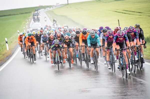 Ciclista paraguaya, pedalea en Europa con la mente en Asunción 2022 - Megacadena — Últimas Noticias de Paraguay