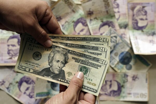 El dólar marca nuevo techo en Colombia y cierra a 4.625 pesos - MarketData