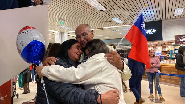Diario HOY | Emotiva bienvenida a estudiantes paraguayos provenientes de Taiwán