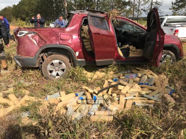 Camioneta que transportaba marihuana volcó en zona rural de Pedro Juan
