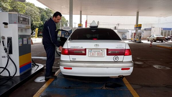 Paraguayos, en avalancha, compran combustible más barato en Brasil