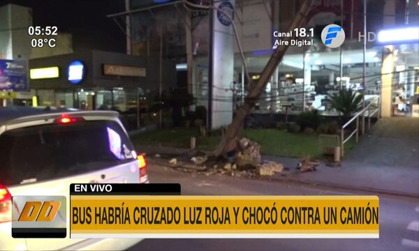 Bus habría cruzado luz roja, chocó contra camión y columna de la Ande en Asunción | Telefuturo