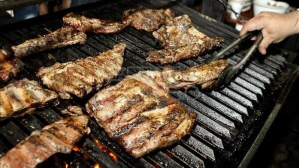 Comieron asado agusanado y terminaron en el hospital
