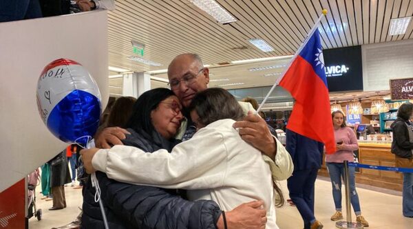 Emotiva bienvenida a estudiantes paraguayos provenientes de Taiwán