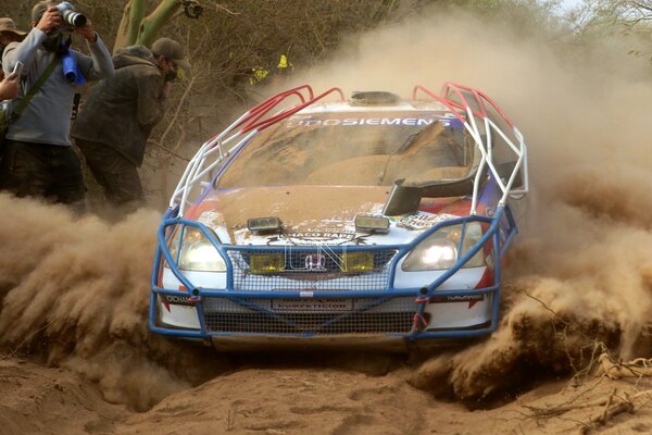 Dos autos en el ojo de la tormenta tras el final del Transchaco Rally
